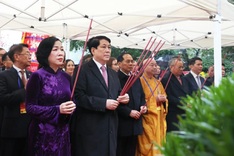 Vietnam’s president joins overseas Vietnamese at Hanoi incense ceremony