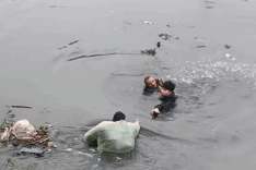 Hanoi men save elderly man from river during chilly weather