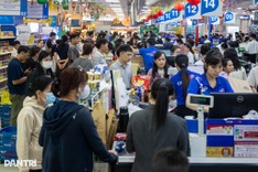 HCM City supermarkets overwhelmed as shoppers leave Tet buying late