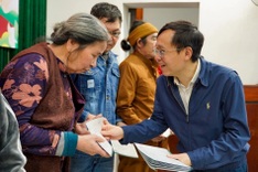 Dantri delivers Tet gifts to visually impaired people in Hanoi