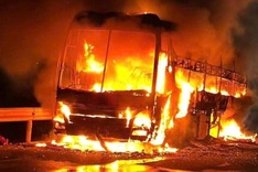 Coach carrying 34 people catches fire in Dak Lak