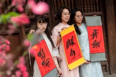 Visitors seek calligraphy for New Year at Temple of Literature