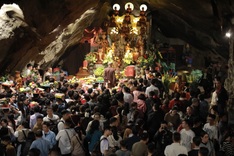 Thousands brave rain to attend Huong Pagoda Festival opening