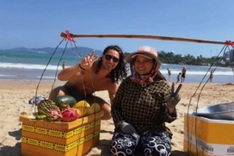 Fruit seller’s English song delights tourists in Nha Trang