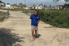 Armless man bitten by cobra carries snake home in Danang