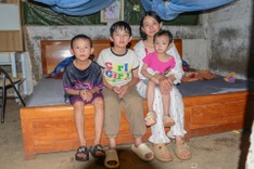 Girl, 16, raising three siblings gets VND 4.54 billion in aid