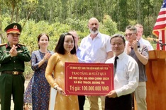 Memorial held for 16 victims of 2001 helicopter crash