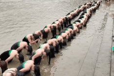 Thai women draw crowds with river hair washing ritual