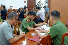 HCM City police receive 33 Vietnamese deported from US