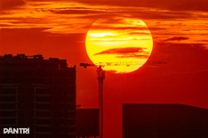 Residents and tourists captivated by Hanoi sunsets
