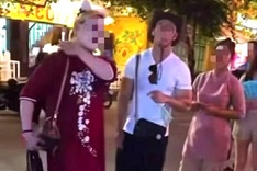 Foreign tourist criticised over attire in Hoi An Ancient Town
