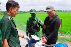 Man caught smuggling drugs hidden inside helmet at Tay Ninh border