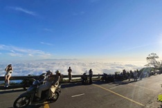 Visitors rise before dawn to chase clouds in Hanoi mountains