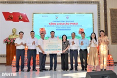 Dantri donates 2,040 life jackets to flood-hit communities in Danang