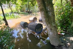 Two teenagers drown after makeshift ferry capsizes in Can Tho