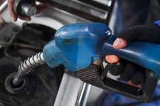 Petrol prices slightly fall by VND400 per litre