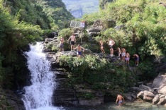 Foreign tourists warned of dangers at Ha Giang waterfall