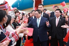 PM arrives in Kunming, beginning activities in China