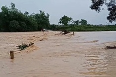 Thousands of Ha Tinh students stay home due to flooding