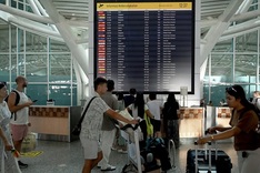 Airlines ground Bali flights after volcano erupts