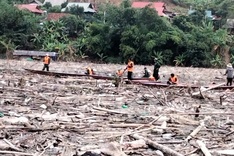 Nghe An river covered in rubbish following floods