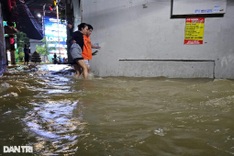 Floods hit Nha Trang, submerging many areas