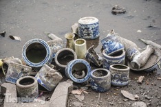 Hanoi lake reveals huge waste in dry season
