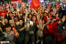 Fans flood streets to celebrate Vietnam's ASEAN Cup win