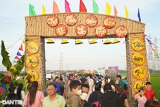 Unique food market on HCM City's field