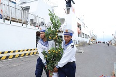 Tet gifts brought to soldiers on Spratly Islands