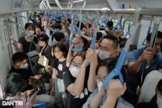 HCM City metro remains packed with passengers