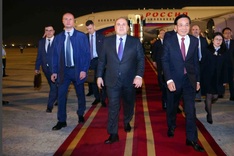 Russian PM arrives in Hanoi, beginning two-day official to Vietnam