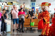 Tet 2025: Foreigners pleasantly greeted with lion dance at airport