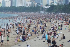 Nha Trang draws tourists during Tet holiday