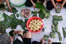 HCM City families gather to prepare traditional Tet cakes