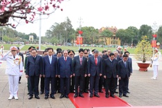 Leaders pay tribute to President Ho Chi Minh on Party’s anniversary