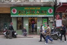 Hanoi's famous green rice cake facility reopens