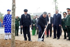 Party leader To Lam launches tree planting festival in Hung Yen