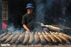 HCM City street busy preparing offerings for God of Wealth