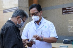 HCM City hospitals require facemasks for flu prevention