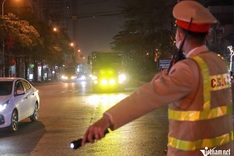 Numerous drivers in Hanoi fined for installing ultra-bright headlights