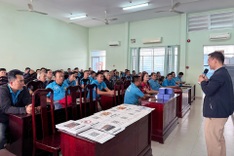 150 cyclo drivers in Nha Trang learn English