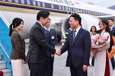 Singaporean PM arrives in Hanoi, beginning official visit to Vietnam