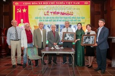 OV family presents Ho Chi Minh Mausoleum with valuable artefacts, documents