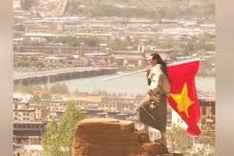 Vietnamese woman spreads patriotism from the Roof of the World