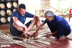 Visitors delighted to learn traditional bamboo boat weaving in Hoi An