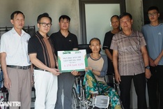 Nghe An poor family receives donations for medical treatment