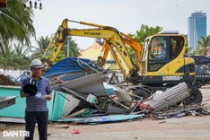 Danang dismantles beachside tourist kiosks along Vo Nguyen Giap Street