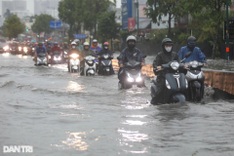 Heavy rain floods major roads in HCM City, vehicles stalled