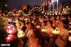 Thousands gather for lantern night at HCM City pagoda to celebrate Vesak